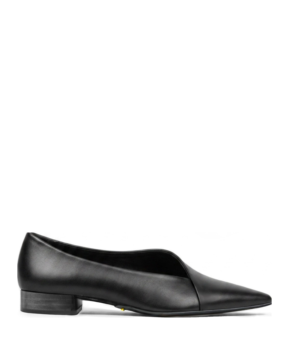 The Pointed Flat in black leather, side profile